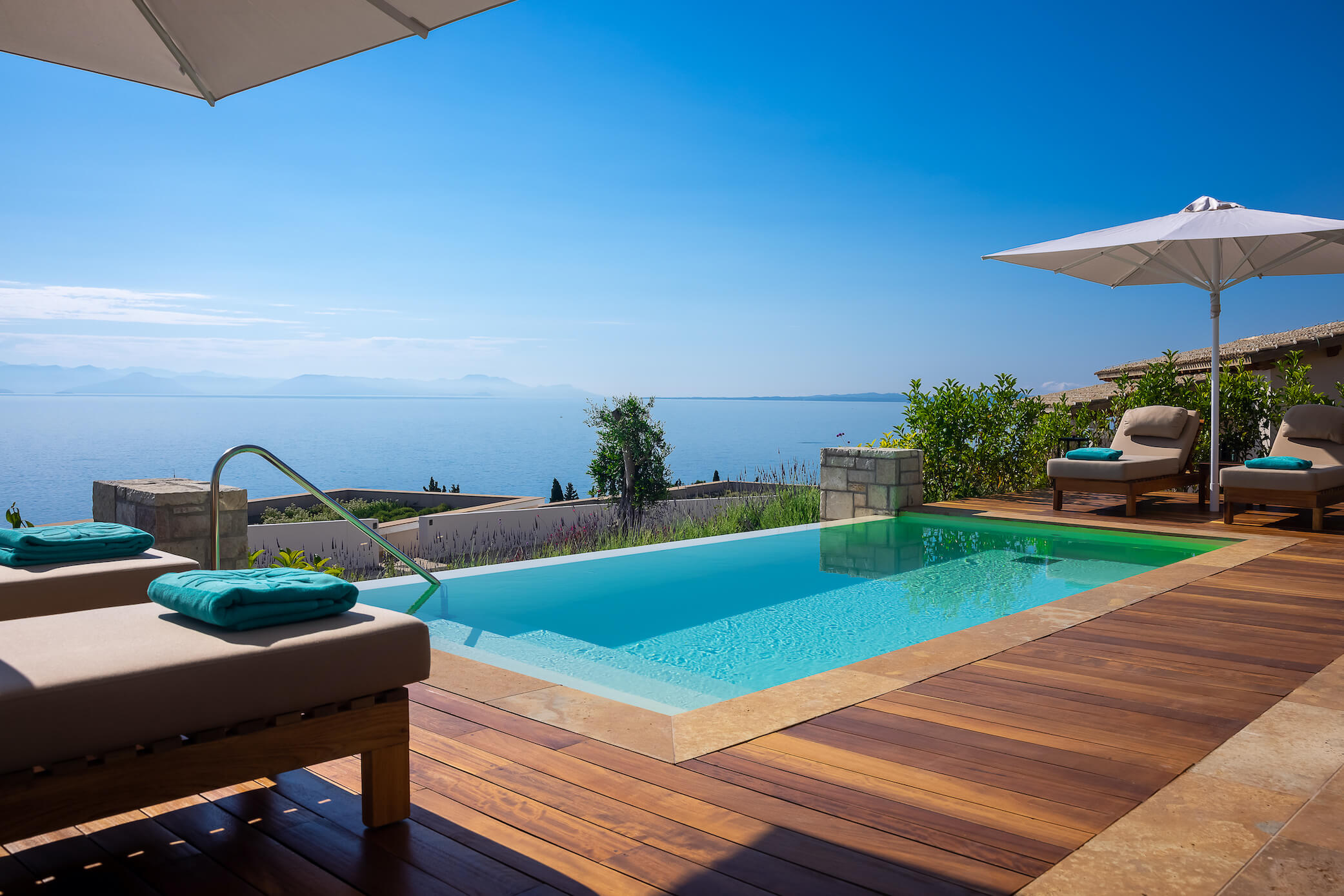 villas with pool in corfu